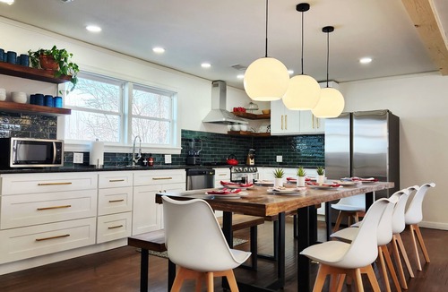 Wright House | Glam Country Escape-Dedicated Sunny Workspace, 15 min from LR, W/D
