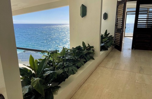 Hawaii Kai House | Glam Mid Century Modern 4-bedroom oceanfront estate in wonderful Honolulu