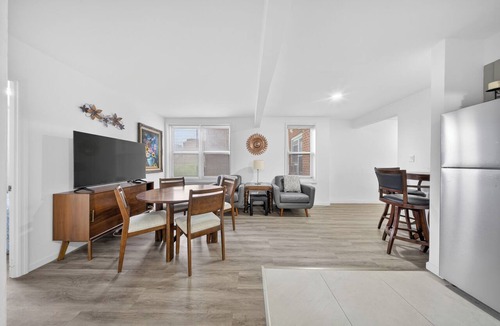 East Flushing Apartment | Gorgeous 3-bedroom apartment with AC in vibrant Flushing