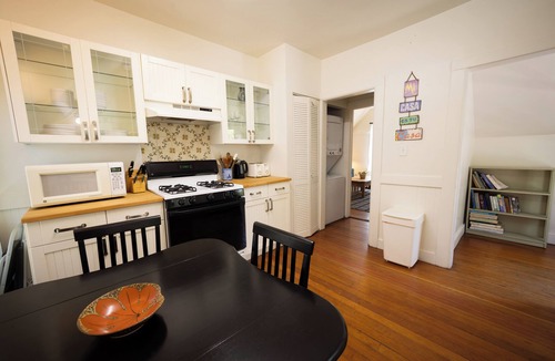 Downtown Berkeley Apartment | Gorgeous Upper Flat in Historic Berkeley Queen Anne Duplex