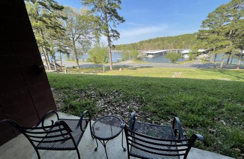 Mount Ida Hotel | GR11 - Mountain Harbor King Guest Room on Lake Ouachita