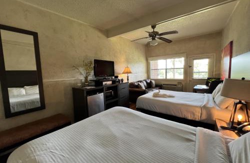 Mount Ida Hotel | GR4 - Mountain Harbor Queen Guest Room on Lake Ouachita