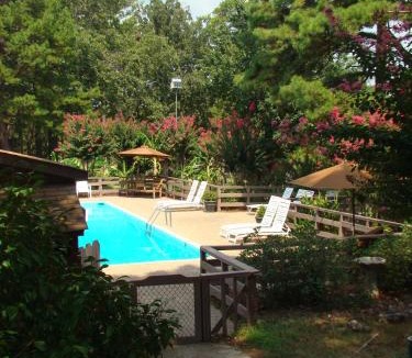Mount Ida Hotel | GR6 - Mountain Harbor Queen Guest Room on Lake Ouachita