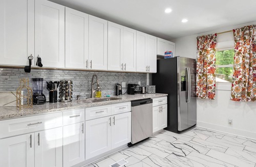 East Point House | Grand Five-Bedroom Retreat Close to the Airport