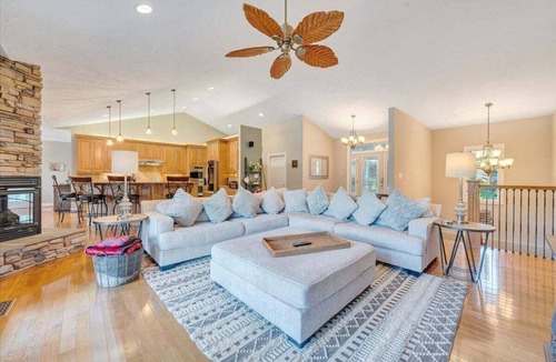 Goodview House | Great Escape on Smith Mountain Lake - Lakefront, Private Dock, & Hot Tub