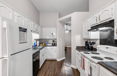 Southaven House | Great location 3BR Home w/brand new premium flooring + Fast Wi-Fi. Pet-Friendly