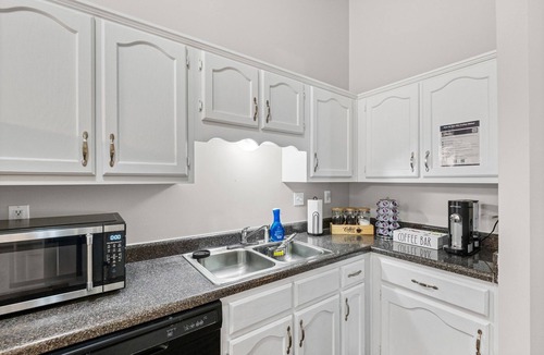 Southaven House | Great location 3BR Home w/brand new premium flooring + Fast Wi-Fi. Pet-Friendly