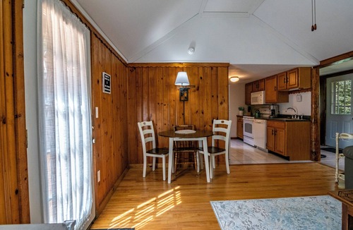 Wilmington Cabin | 🌲Great Location! 55" TV/Screened Porch/Stone Firepit/BBQ Grill/Washer & Dryer