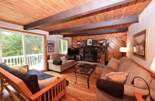 Eidelweiss Village House | Great Petfriendly Home Walking Distance to Middle Pea Beach w/Canoe + Kayak