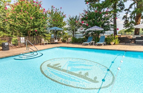 Mount Ida Cottage | Group Cottage with Jacuzzi and Pool Incredible for Lake Water Sports in Mount Ida, Arkansas