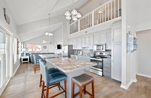 Navarre Beach House | 🌊🌴Gulf-Front | Sunset Views from the Large Deck | Sleeps 14 | Salty Breeze