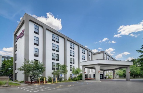 Newtonville Hotel | Hampton Inn Albany-Wolf Road