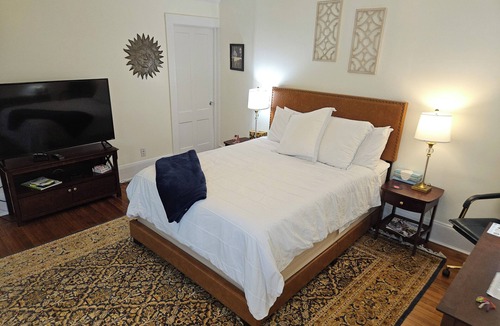 Ridgefield Bed & Breakfast | Heart Historic on Main St. Large Suite Fireplace. Ridgefield. PRIVATE.
