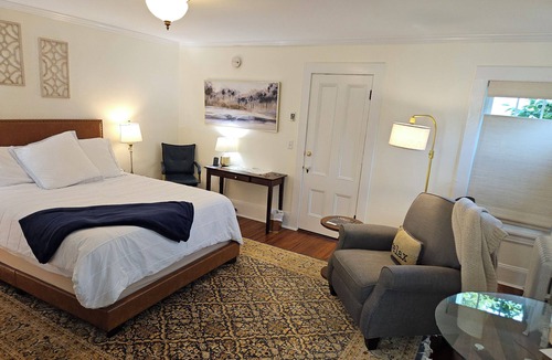 Ridgefield Bed & Breakfast | Heart Historic on Main St. Large Suite Fireplace. Ridgefield. PRIVATE.