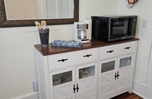 Ridgefield Bed & Breakfast | Heart Historic on Main St. Large Suite Fireplace. Ridgefield. PRIVATE.