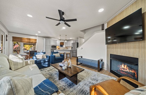 Mid America House | Heated Pool! Mini Golf! Hot Tub! Lakefront!