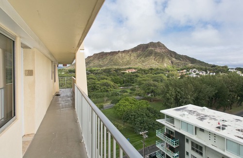 Diamond Head - Kapahulu - St. Louis Apartment | 〽High Floor〰Ocean-View〰Queen-Bed〰Studio w/Kitchenette, Very Quiet Building