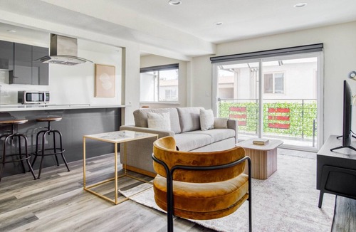 Redwood City Apartment | Hip Redwood City 2BR w/ Parking, easy access to 280 & 101, by Blueground