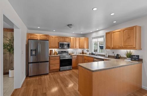 Newport House | Hot Tub, Camp Fire, Game Room, Coffee/Espresso Bar