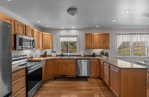 Newport House | Hot Tub, Camp Fire, Game Room, Coffee/Espresso Bar