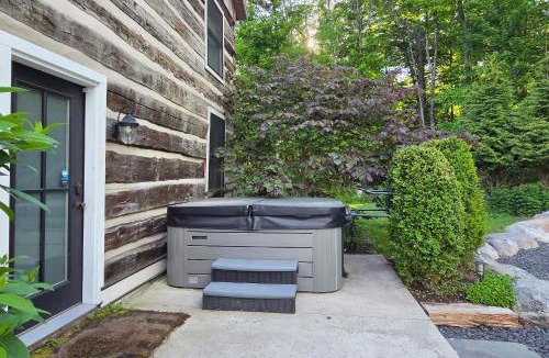 Pine Bush House | Hot Tub & Fire Pit! Eclectic Ulster County Cabin