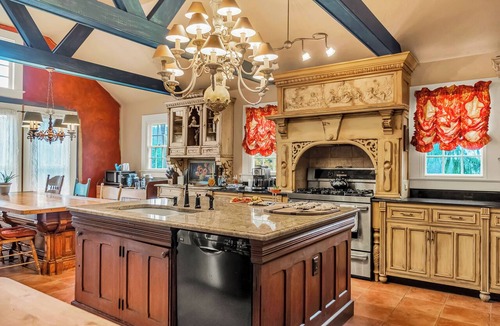 Franklin Springs House | Hot Tub & Large Yard: Elegant Deansboro Getaway