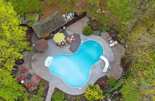 Pine Bush House | Hudson Valley Group Getaway - 1.5hrs from NYC with Heated Pool, Hot Tub, Sauna!