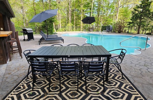 Pine Bush House | Hudson Valley Group Getaway - 1.5hrs from NYC with Heated Pool, Hot Tub, Sauna!