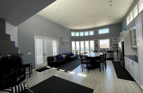 Pedro Point House | Huge and comfortable house with gorgeous view and just a walk to the beach.