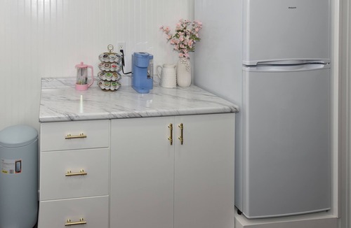 Bedford Apartment | Hydrangea Hideaway Charming One or Two-Person Getaway Studio in Historic Bedford