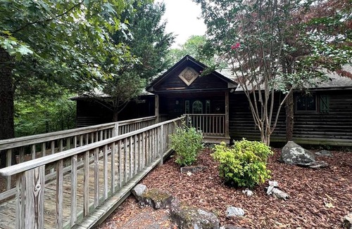 Mount Ida Cabin | Idyllic Lakefront Log Cabin with Hot Tub and Boat Dock on Lake Ouachita Marina in Mount Ida, Arkansas