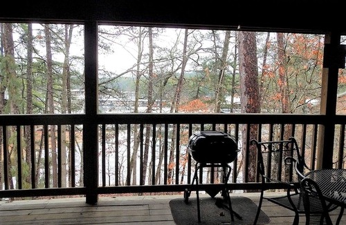 Mount Ida Cabin | Idyllic Lakefront Log Cabin with Hot Tub and Boat Dock on Lake Ouachita Marina in Mount Ida, Arkansas