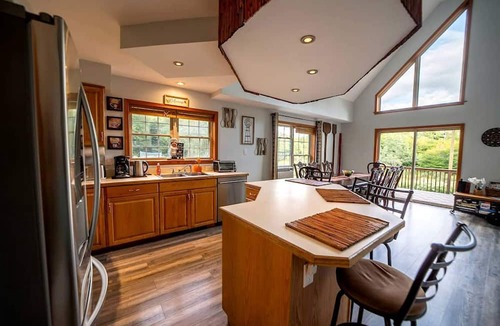Livingston Manor Cabin | Incredible New York Cabin with a Spa and Movie Theater