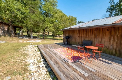 Newnata Cabin | Jack's Bend-bluff side retreat on South Sylamore Creek with fire pit & deck