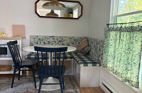 Woodstock Cottage | Junebug Cottage: peace, love and privacy a short walk to Woodstock village green