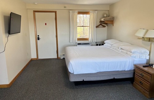 Greenville Junction Bed & Breakfast | Juniper Motel*Double Queen*RM19*Dock*ATV Access*Waterfront*Pet Friendly*Boat Rentals