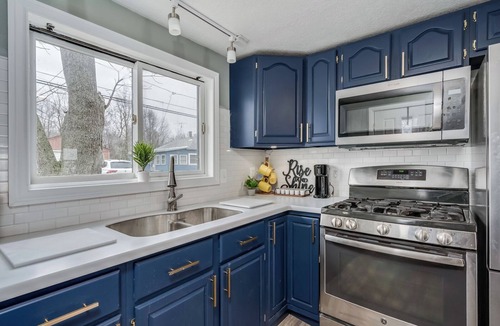 Dexter House | Kick back and relax in this calm, stylish 2 bedroom lake house.
