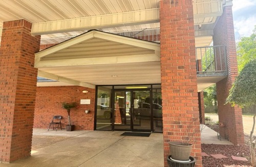 West Helena Apartment | King Bed | Non-Smoking