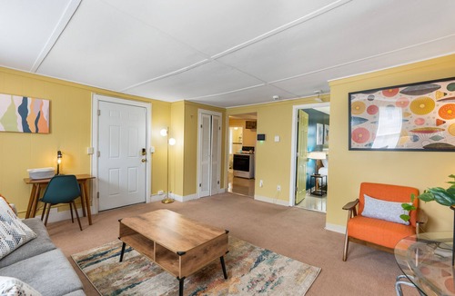 Poughkeepsie Apartment | King Bed/Private Parking/300mbps+ WiFi