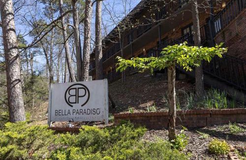 Eureka Springs Historic District Apartment | King Bed Studio Walk to Downtown Parking