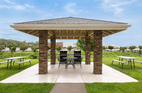 Harrisburg Apartment | King Studio w/Kitchen | Pool + Free Breakfast