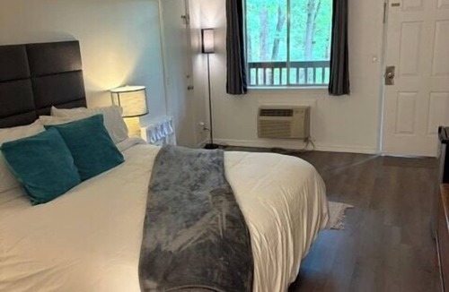 Eureka Springs Historic District Hotel | King Suite #18 at Glory Dayz