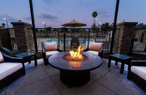 Newark Apartment | King Suite. Free Breakfast. Pool. Shared BBQ. 30 Min to Oakland Zoo!