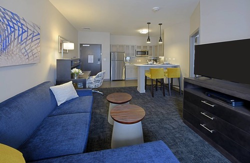 Briarwood Condo | King Suite Near Medical Center. Free Breakfast Buffet.