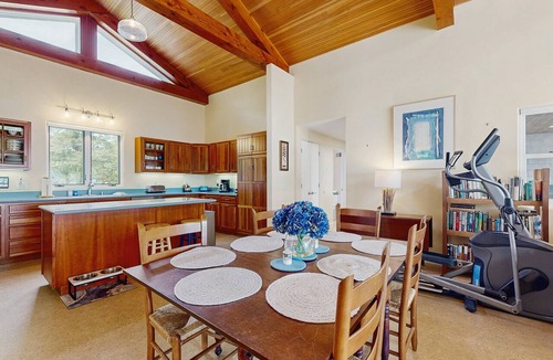 South Hero House | Lake Champlain Beach House | Private Beach, Lake Views & Dog-Friendly South Hero Escape