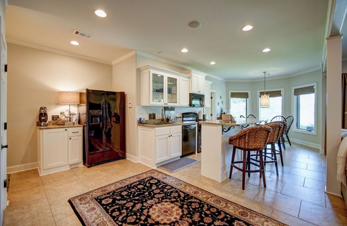 Mid America House | Lake Hamilton - Private Hot tub, pool and peleton.