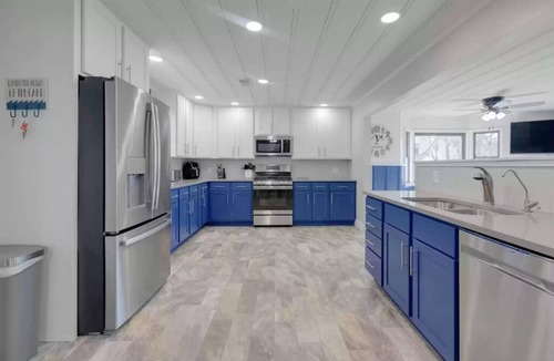 Henderson House | Lake Norfork view & access in a spacious oasis, sleeps 14, near Mountain Home!