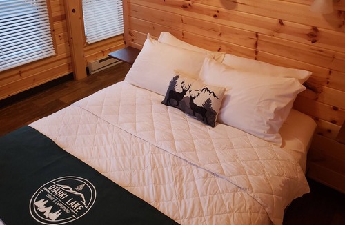 Patterson Cabin | Lake View Cabin with Hot Tub
