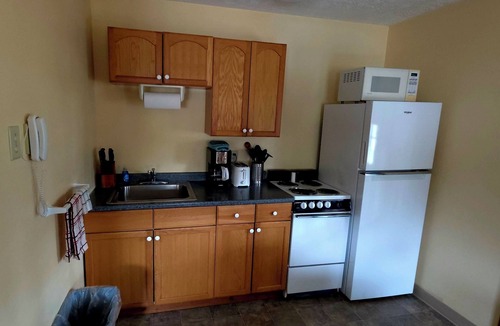 Dryden Apartment | Lakefront 2BR Suite w/Kayaks, Kitchen & Porch at Wilson Lake Inn