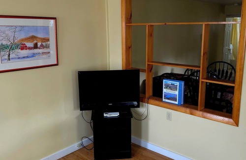 Dryden Apartment | Lakefront Family Suite w/Kayaks, Kitchenette & Views – Wilton ME